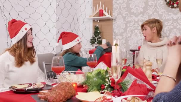 Kleine Tochter schenkt Mutter und Vater Geschenkboxen zu Weihnachten — Stockvideo