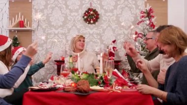 Güzel büyük aile noel kutlamasında el havai fişek tutarak