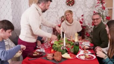 Büyük mutlu aile noel kutlamalarında lezzetli yemeklerin tadını çıkarıyor