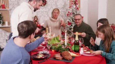 Neşeli büyük aile geleneksel lezzetli gıda zevk