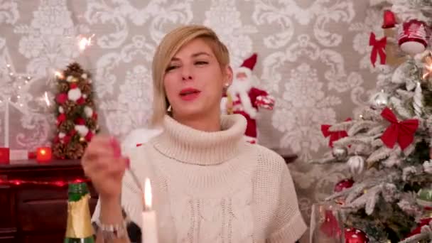 Fröhliche junge Mutter spielt bei Weihnachtsfeier mit Feuerwerk — Stockvideo