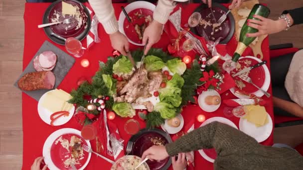 Top view of father slicing turkey for family members — Stock Video