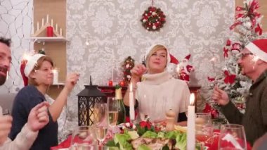 Neşeli aile havai fişek tutan ile Noel yemeği