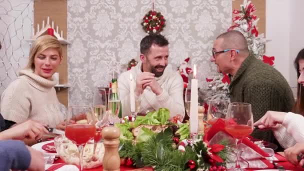 Kaukasische grote familie viert Kerstmis samen met heerlijk eten — Stockvideo