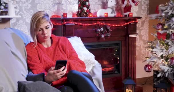Young woman on christmas day doing online shopping — Stock Video