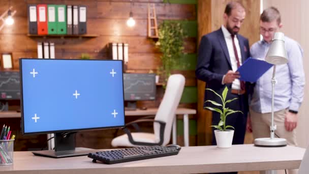 Зелений екран монітора в корпоративному офісі — стокове відео
