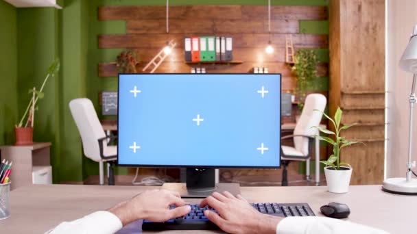 POV człowieka wpisując na makiety PC w nowoczesnym miejscu pracy — Wideo stockowe
