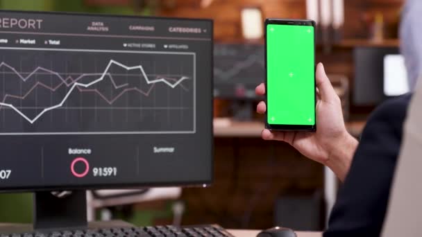 Обратный вид бизнесмена, работающего на мобильном телефоне с зеленым экраном — стоковое видео