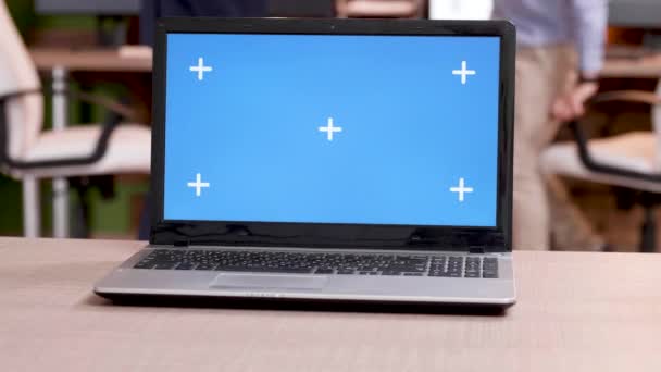 Φορητός υπολογιστής σε ένα σύγχρονο γραφείο με πράσινη οθόνη — Αρχείο Βίντεο