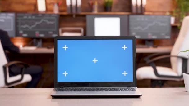 Laptop egy modern munkahelyen, üres képernyővel — Stock videók