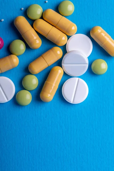 Ansicht von oben mit weißen Pillen umgeben von gelben Kapseln und grünen Pillen — Stockfoto