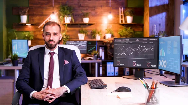 Frontansicht mit einem Geschäftsmann in einem modernen Büro — Stockfoto