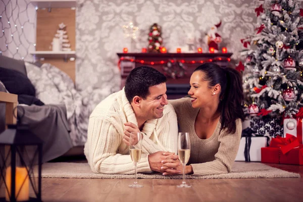 Hermosa mujer joven cogida de la mano y dando afecto a su novio en el día de Navidad —  Fotos de Stock