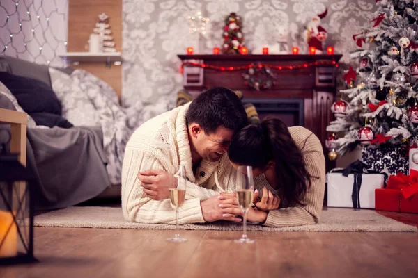 在美丽的情侣庆祝圣诞节前喝香槟 — 图库照片