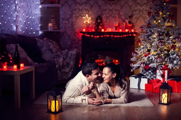 Güzel genç kadın Noel ağacı yakınındaki oturma odasında erkek arkadaşı ile tatlı bir an yaşıyor — Stok fotoğraf