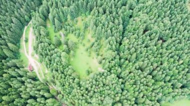 Dron dağların üzerinden uçuyor kırsal bölgede