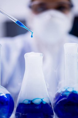 Mavi çözeltisi olan kadın bilim adamlarına yakın çekim