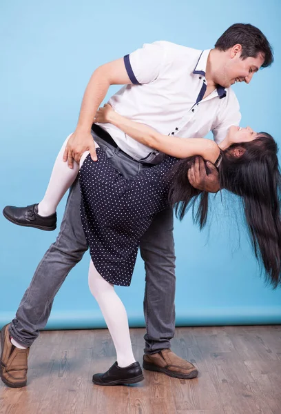 Caucasiano namorado dançando com sua namorada asiática em estúdio — Fotografia de Stock