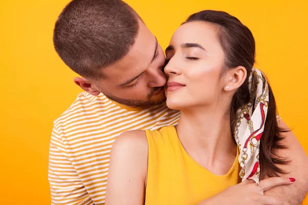 Schöner Freund küsst seine schöne Freundin von hinten auf ihre Wange — Stockfoto