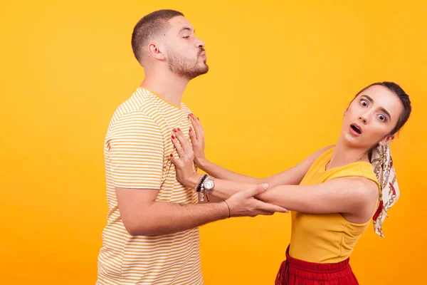 Bella fidanzata rifiuta baci dal suo fidanzato romantico — Foto Stock