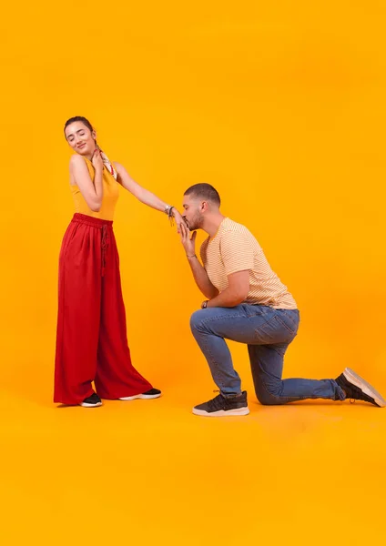 Fidanzato baciare la sua futura moglie mano dopo la proposta di matrimonio — Foto Stock