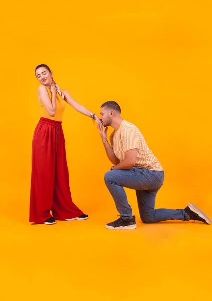 Namorado beijando sua futura esposa mão após o casamento proposta — Fotografia de Stock