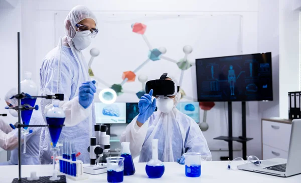 Scienziato di chimica utilizzando simualtion realtà virtuale in laboratorio moderno — Foto Stock