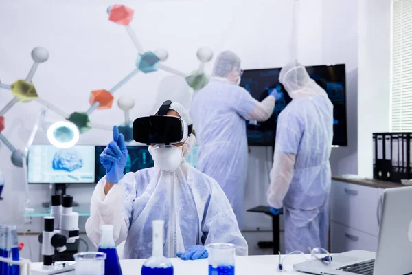 Scienziato con occhiali di realtà virtuale per test di chimica — Foto Stock
