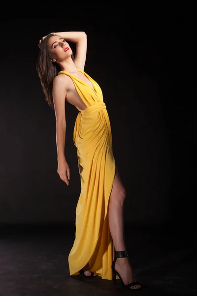 Teljes test portré gyönyörű szexi divat modell visel hosszú sárga ruha — Stock Fotó