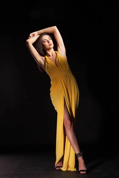 Elegante morena mujer vistiendo vestido de moda amarillo — Foto de Stock