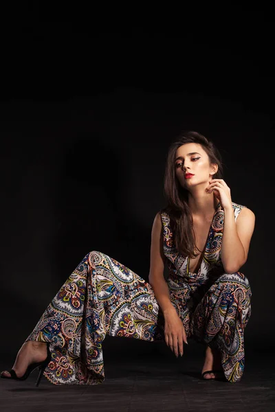 Modèle de mode élégant posant en studio portant un pantalon coloré — Photo