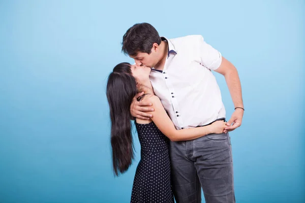 Caucasiano homem beijando sua bela namorada asiática — Fotografia de Stock