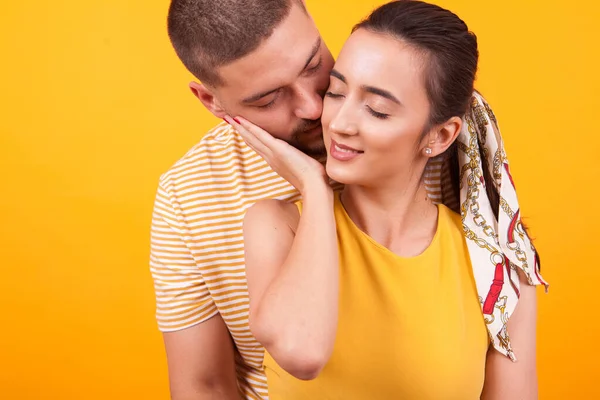 Lycklig flickvän medan pojkvän kysser henne bakifrån — Stockfoto