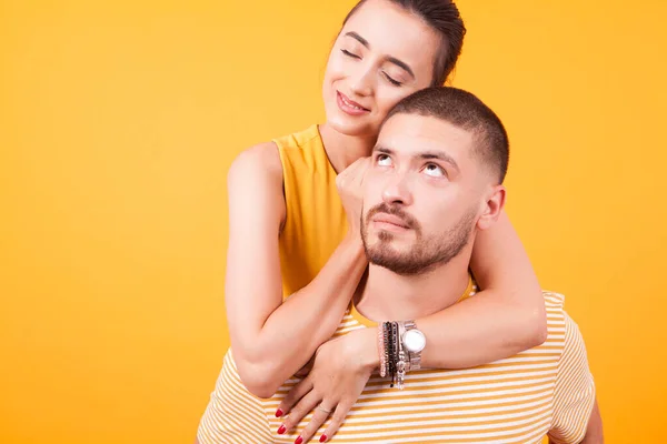Girlfriend showing love to her boyfriend while hes peggybacking her — Stock Photo, Image