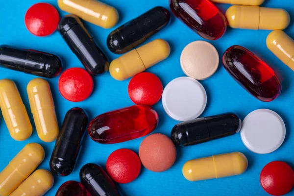 Bovenaanzicht met pillen van vele kleuren en vormen — Stockfoto