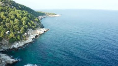 Mavi deniz suyuyla kayalık sahil şeridinin insansız hava aracı görüntüleri.
