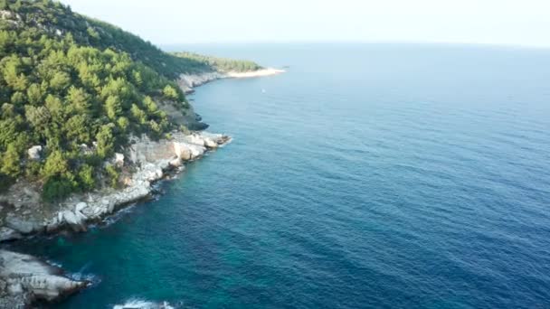 Dron záběry krásné skalnaté pobřeží linie s modrou mořskou vodou — Stock video