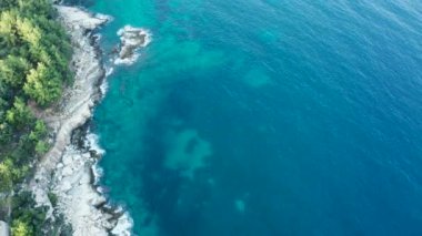 Güzel turkuaz deniz suyunun insansız hava aracı görüntüleri.