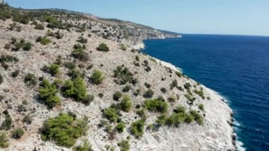 Mavi derin deniz suyuyla kıyı şeridindeki kayalık kayalıkların havadan görünüşü