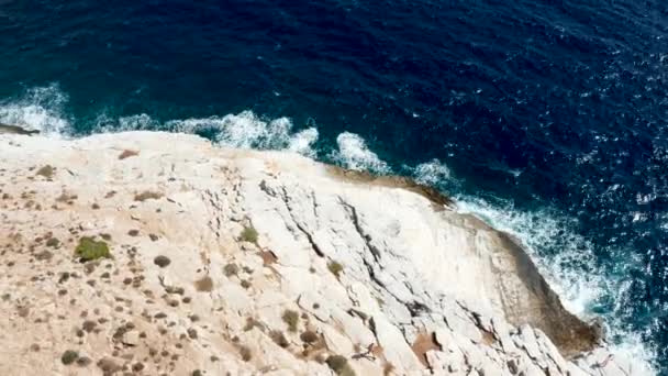 Dron letící nad mořem s modrou vodou na pobřeží — Stock video