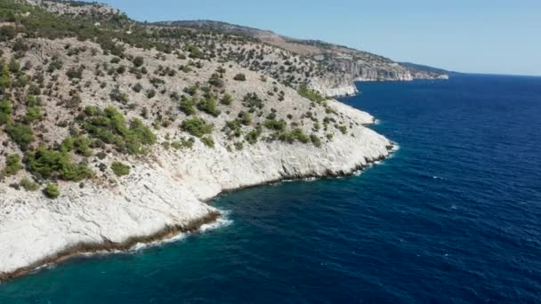 Imágenes aéreas de drones de la costa con acantilados rocosos — Vídeos de Stock