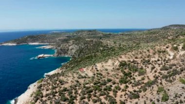Turkuaz deniz suyunun üzerinde uçan bir dron.
