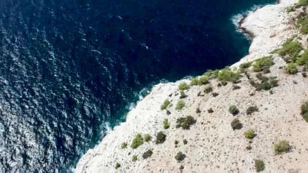 Letecké záběry z bezpilotního letounu přes skalnaté pobřeží — Stock video