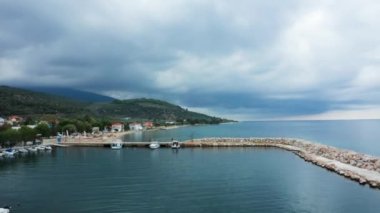 Limanda demirli yelkenlilerin üzerinde uçan insansız hava aracı.