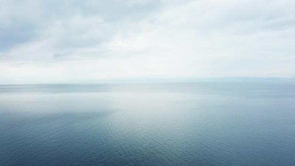 Drone volant au-dessus de la mer calme et ouverte avec de l'eau bleue — Video