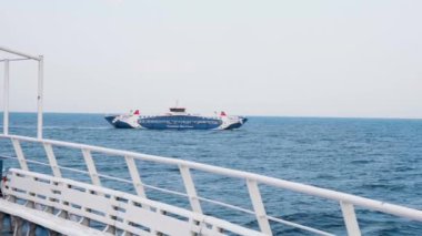 Thassos, Yunanistan - Eylül 2019 - Otomobilleri kıyıdan kıyıya taşıyan büyük feribot