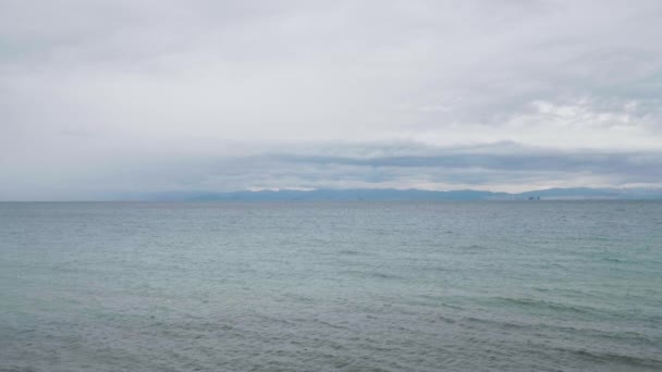 Piękny widok na góry z promu pływającego na otwartym morzu — Wideo stockowe