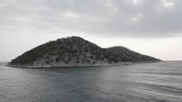 Vista de una isla rocosa desde un crucero — Vídeo de stock