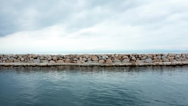 Drone che sorvola la discarica e il mare con acqua blu — Video Stock