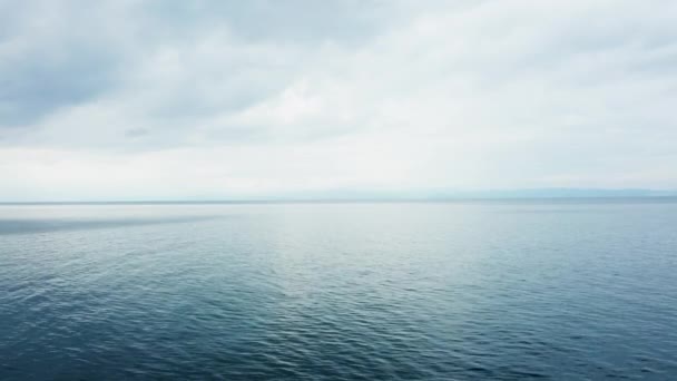 青い水で穏やかな美しい海のドローン映像 — ストック動画